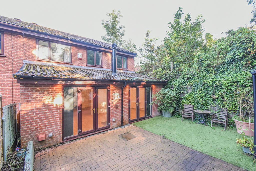 Pleasington Close, Blackburn 4 bed semidetached house £180,000