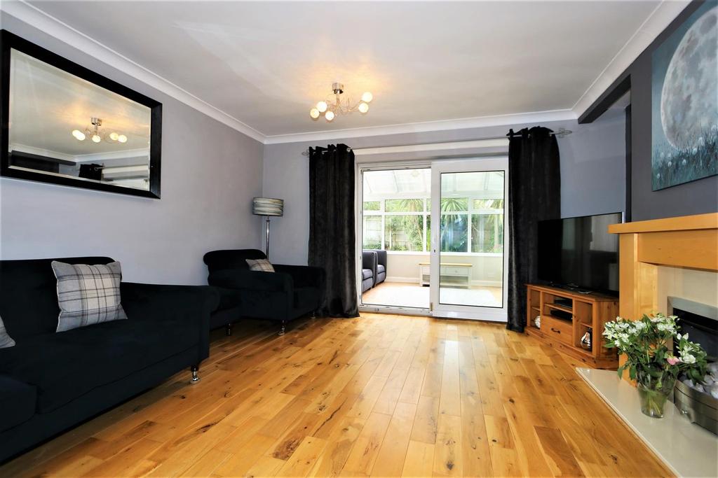 Spacious lounge