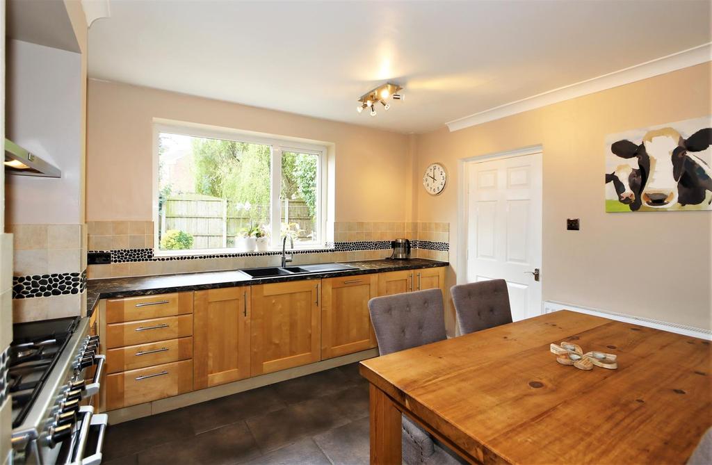 Fitted kitchen/diner