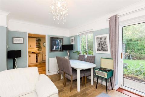 22 Collier Close, Epsom, KT19 9JG