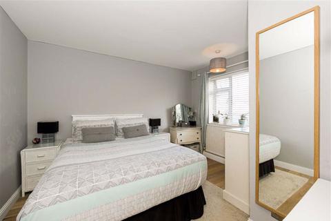 22 Collier Close, Epsom, KT19 9JG