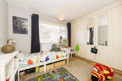 22 Collier Close, Epsom, KT19 9JG