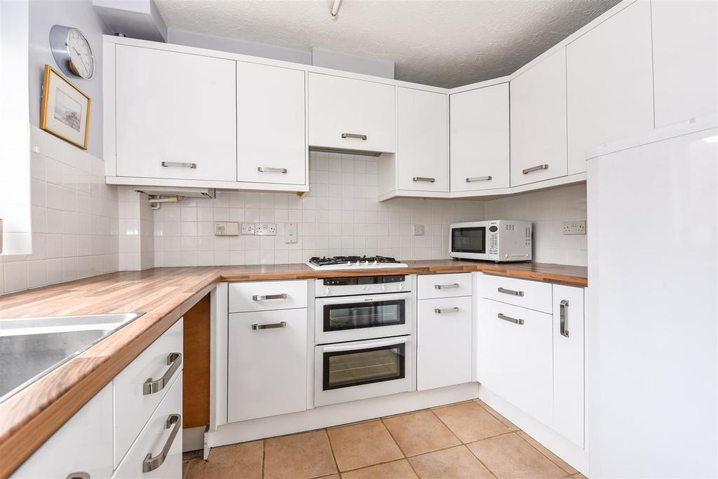 Walk, Chichester 3 bed terraced house £1,350 pcm (£312 pw)