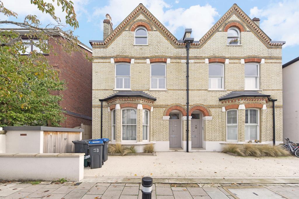 Hartfield Road, SW19 1 bed flat £1,600 pcm (£369 pw)