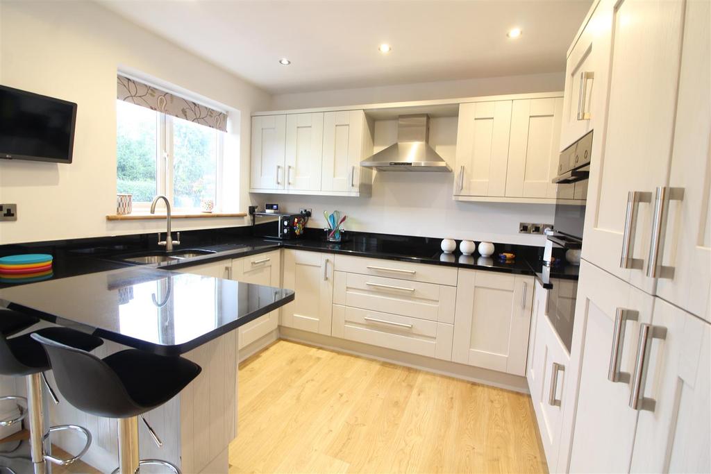 Park Lodge View, Skelmanthorpe, Huddersfield, HD8 9UN 3 bed link