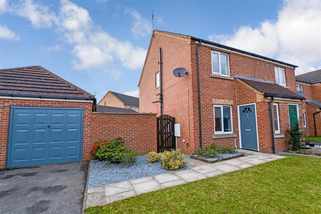 Pinewood Close, Scunthorpe 2 bed semidetached house £115,000