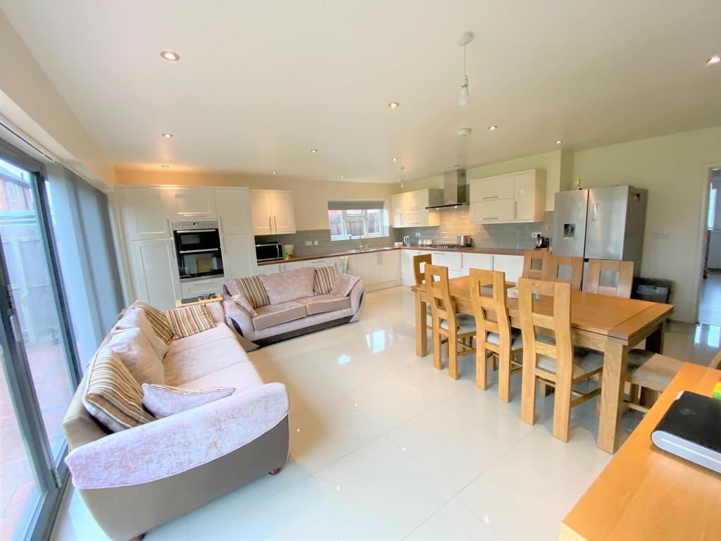 Elmfield Avenue, Birstall... 4 bed semidetached house £390,000
