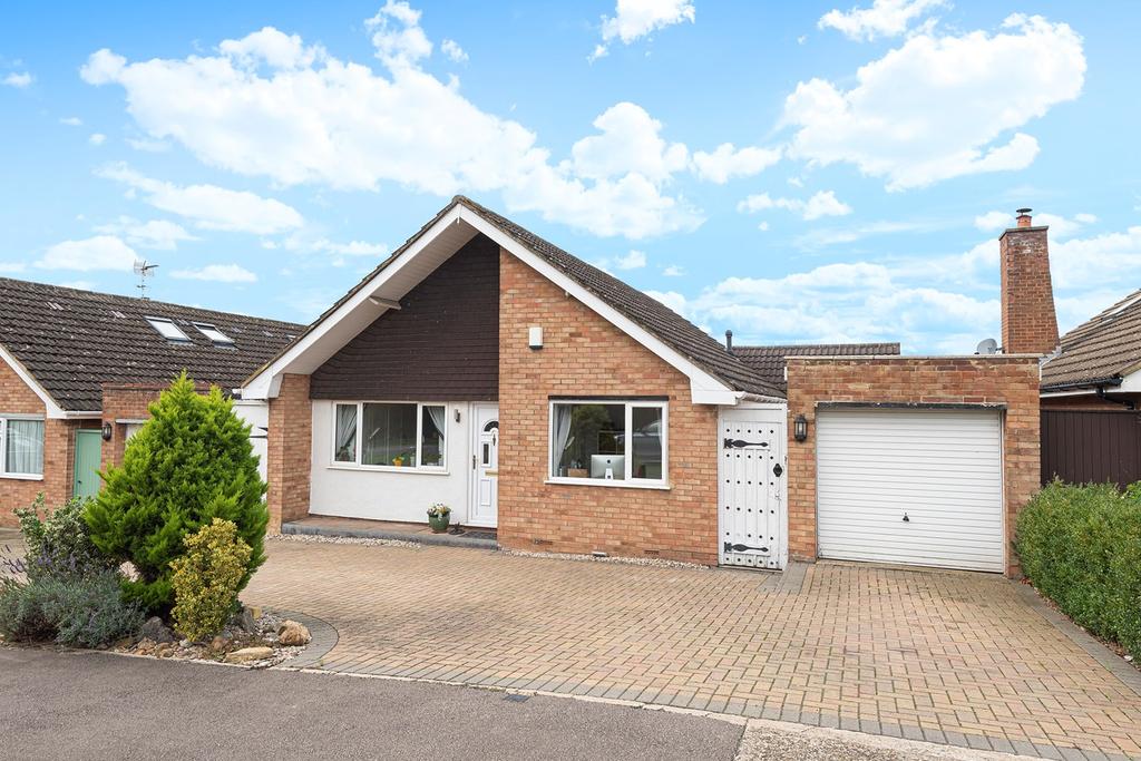 Stotfold Road, Hitchin, SG4 3 bed detached bungalow £490,000