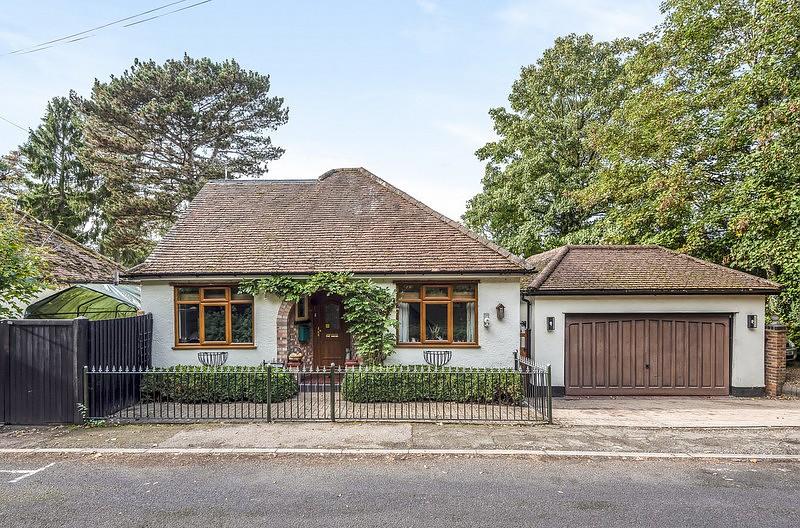 Send Hill, Send, Woking, GU23 3 bed detached bungalow £550,000