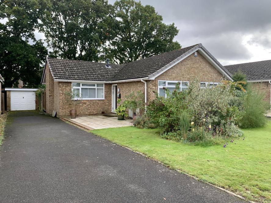 Mimosa Avenue, Merley, Wimborne, BH21 1TU 2 bed detached bungalow £