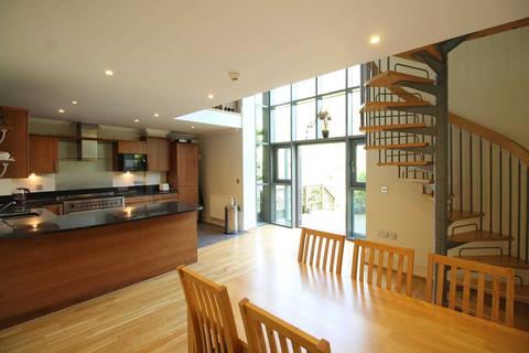 12 Tallow Road, Brentford, TW8 8EU