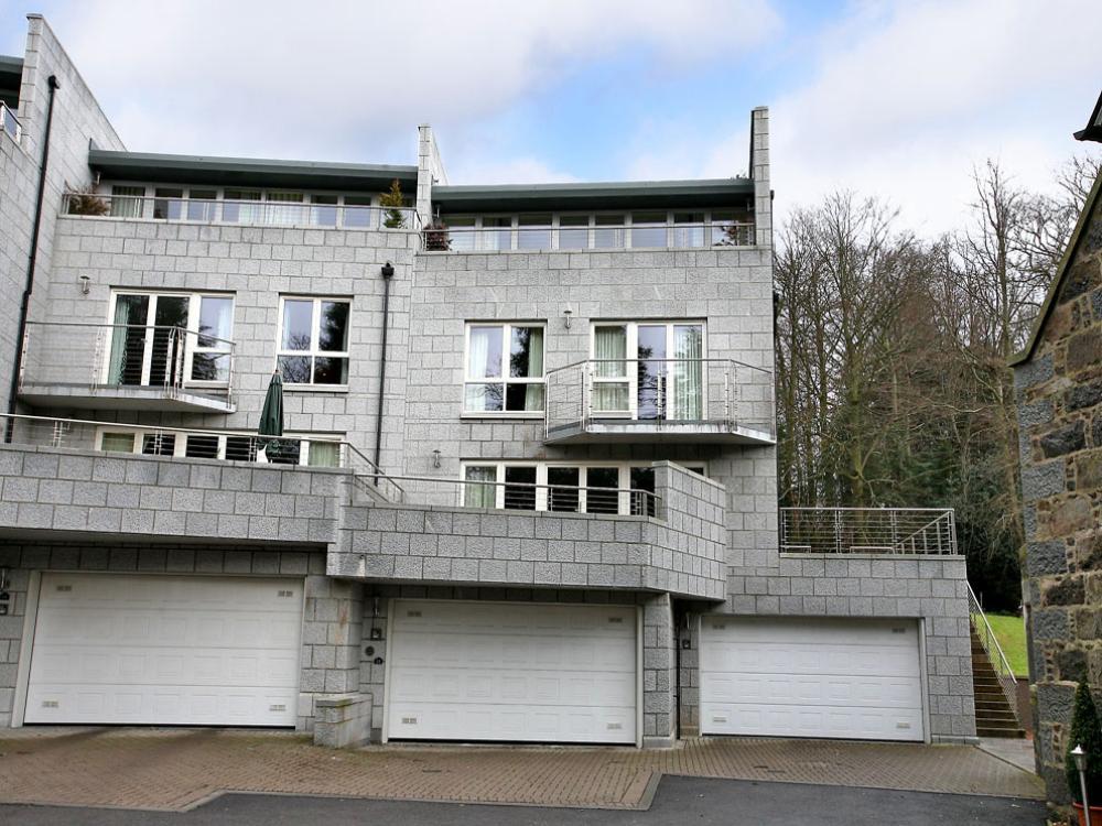 10 Wellwood Mansions − Exterior Rear