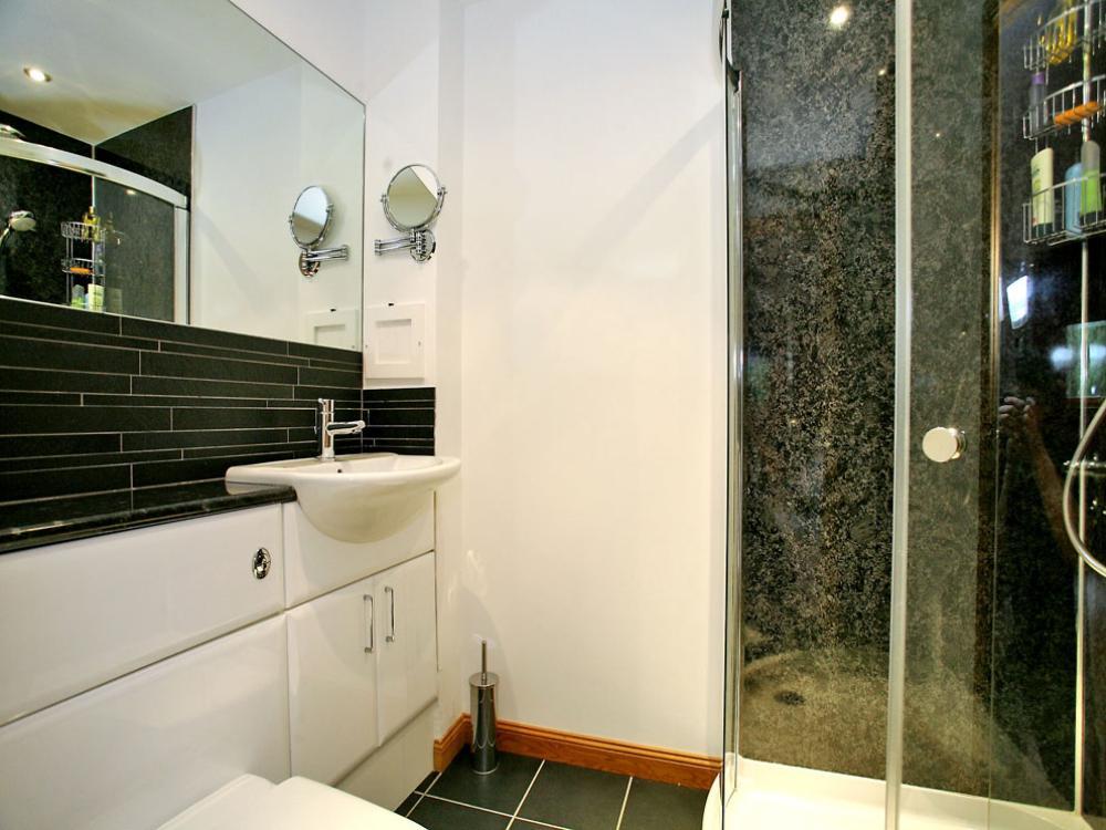 10 Wellwood Mansions − Shower Room