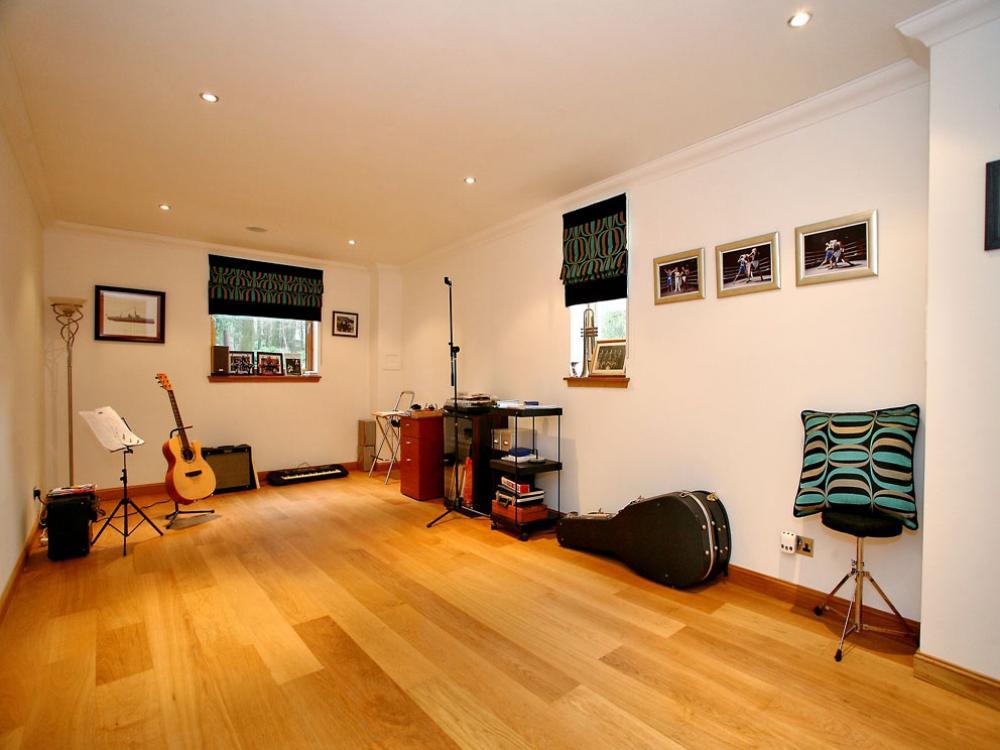 10 Wellwood Mansions − Family Room
