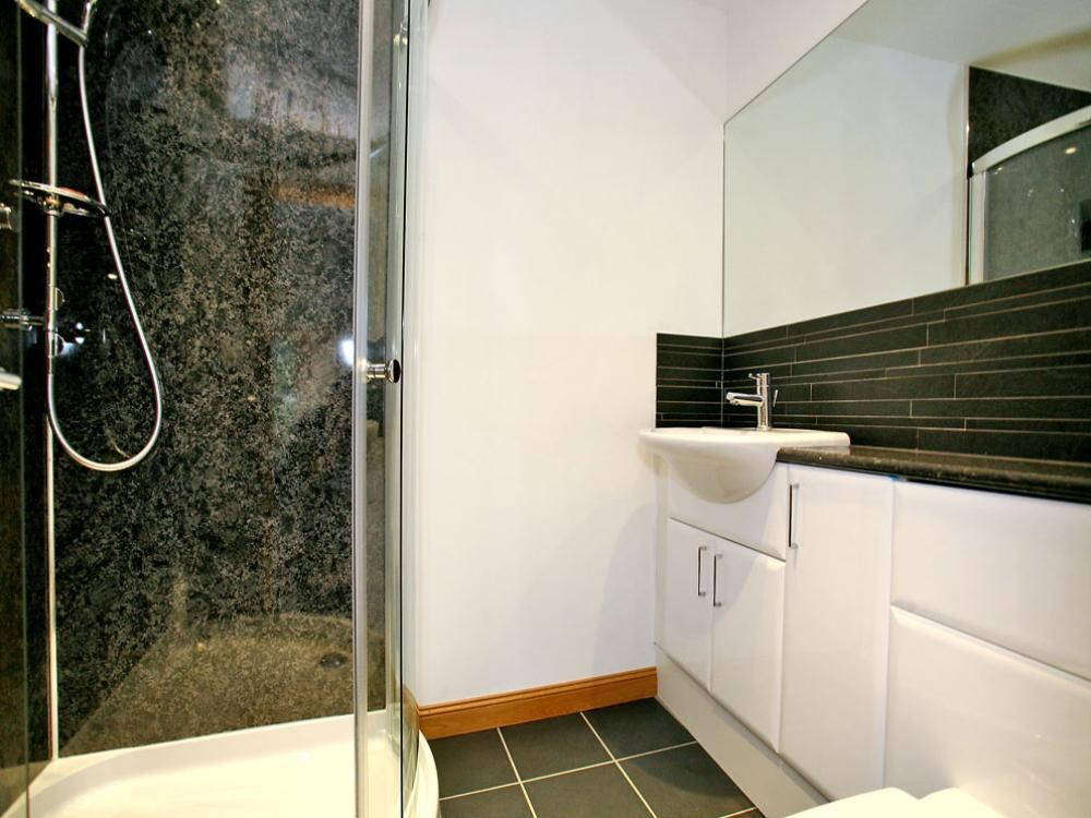 10 Wellwood Mansions − En−suite Shower Room