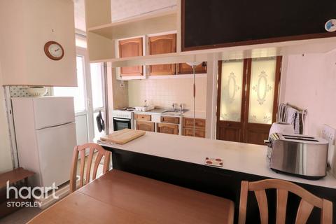 3 Sunningdale, Luton, LU2 7TF