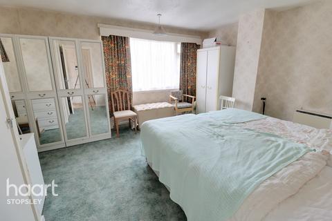 3 Sunningdale, Luton, LU2 7TF