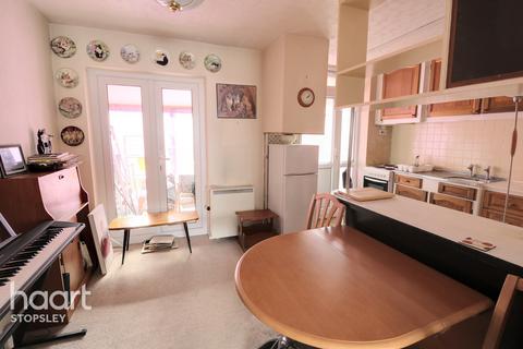 3 Sunningdale, Luton, LU2 7TF
