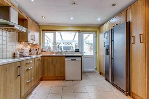 2 Meadow Close, Kington, Worcester, WR7 4DE