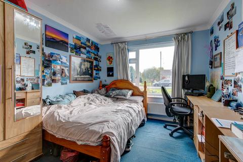 2 Meadow Close, Kington, Worcester, WR7 4DE