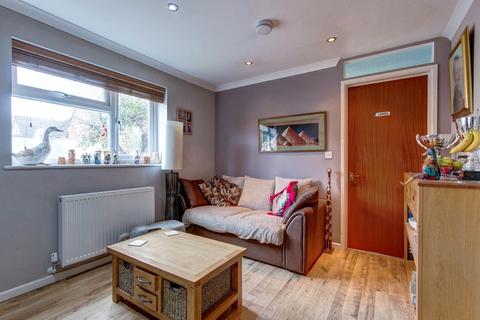 2 Meadow Close, Kington, Worcester, WR7 4DE