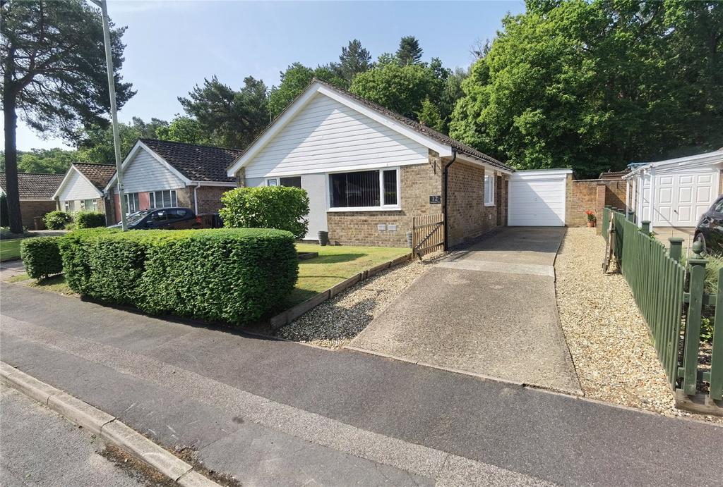 Woodlands Way, Mildenhall, Bury St. Edmunds, IP28 3 bed bungalow for