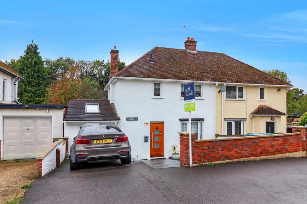 Woodlands Road, Nash Mills, Hemel Hempstead, Herts, HP3 4 bed semi