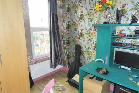 16 Royal Park Mount, Leeds, LS6 1HL