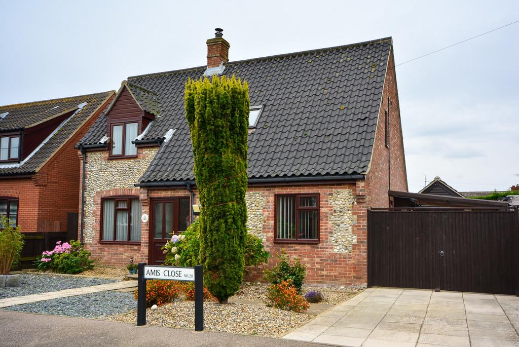 Amis Close, Trunch 3 bed detached house £350,000