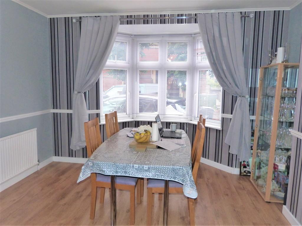 Monkswood Avenue, Waltham Abbey 3 bed semidetached house £440,000