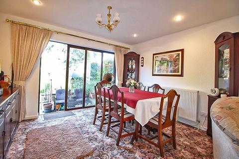 138 Ward Grove, Lanesfield, Wolverhampton, WV4 6PW