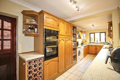 138 Ward Grove, Lanesfield, Wolverhampton, WV4 6PW