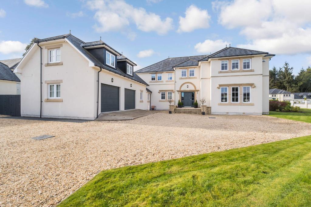 Mar Hall Avenue, PA7 5QE 5 bed detached villa £900,000