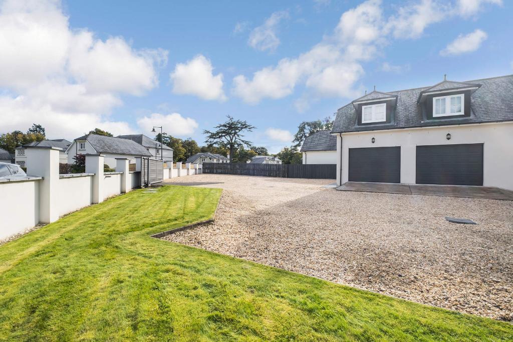 Mar Hall Avenue, PA7 5QE 5 bed detached villa £900,000
