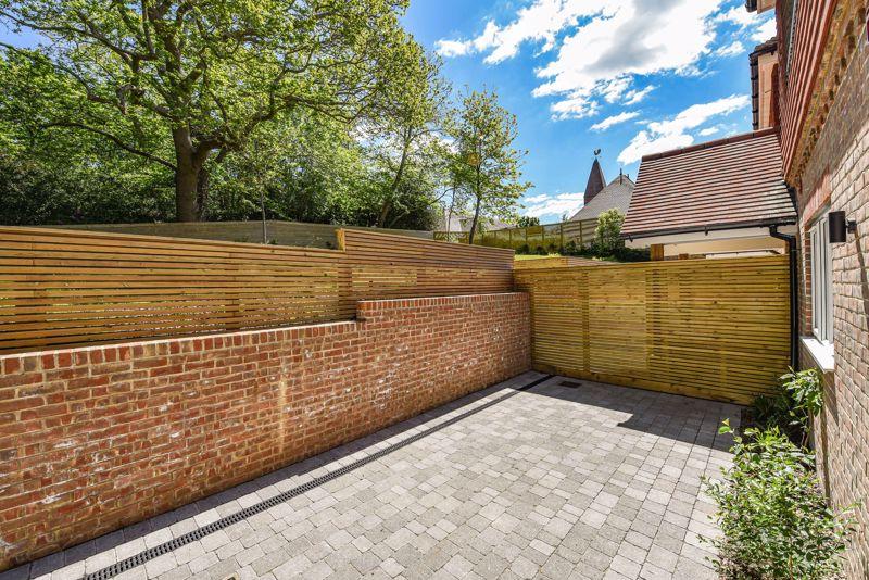 Reed Pond Walk, Haywards Heath 2 bed flat £335,000