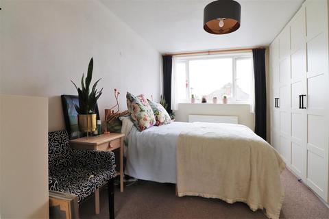 12 Cowper Close, Welling, DA16 2JT