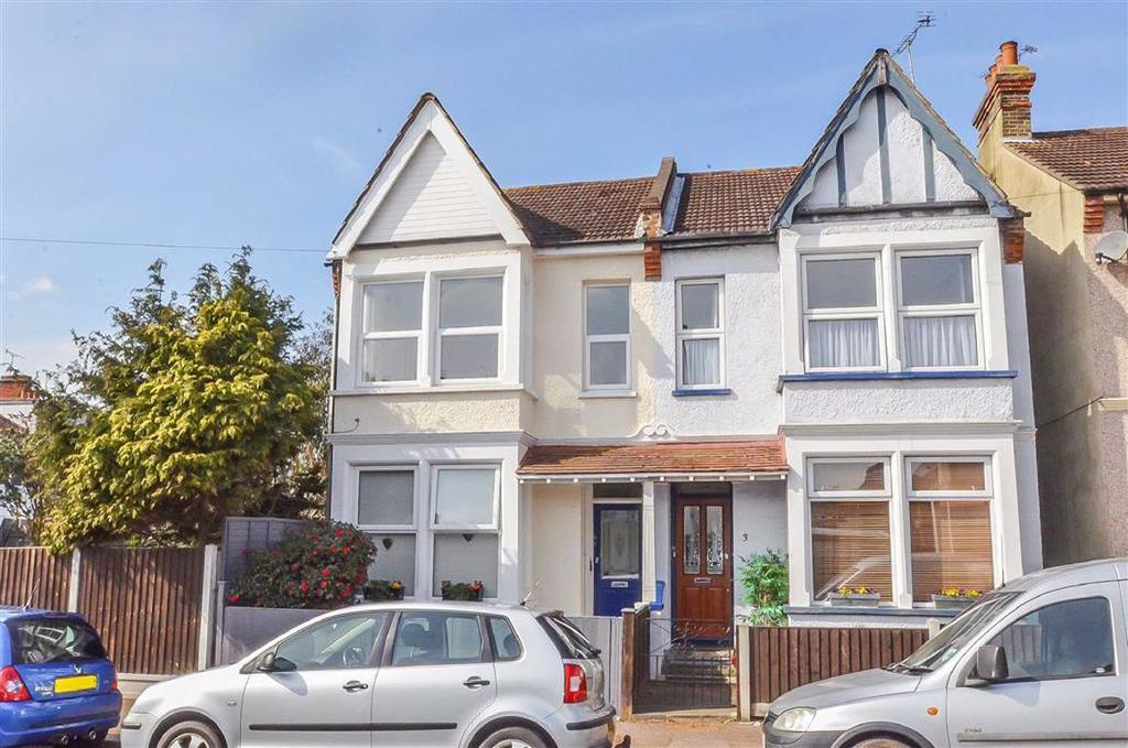 Cranleigh Drive, Leighonsea, Essex 2 bed flat £265,000