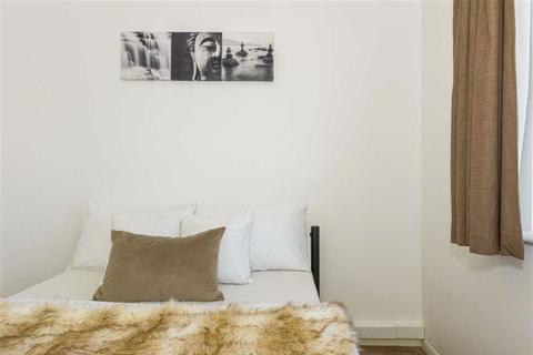10 The Stanfords, Epsom, KT17 1JE