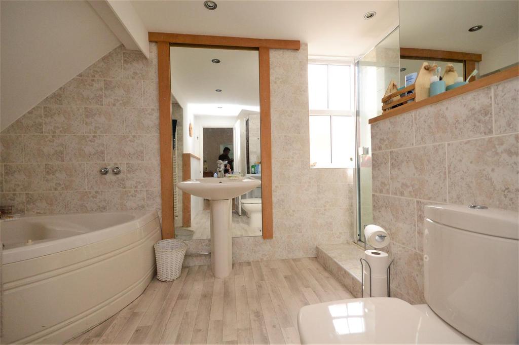 16 Bathroom Aylestone.JPG