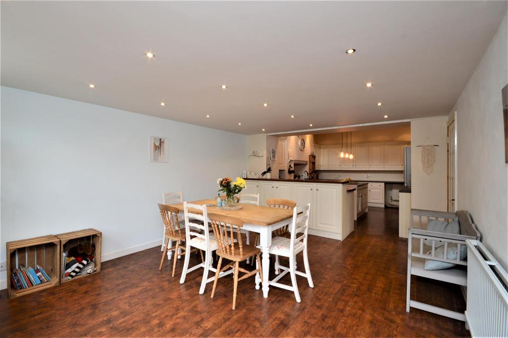 4 Dining Kitchen Aylestone.JPG