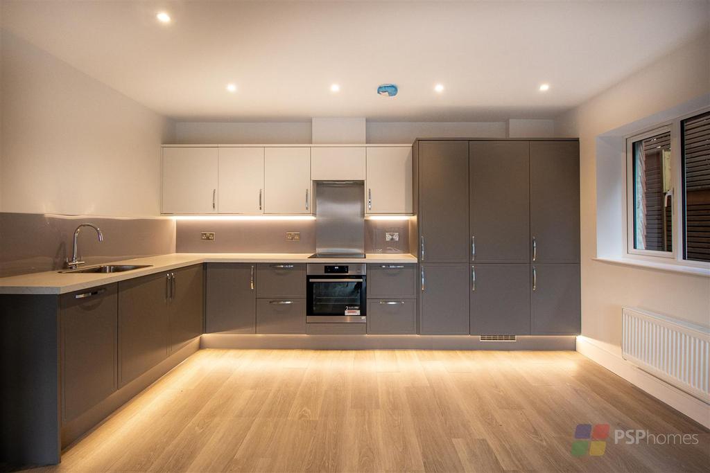 Reed Pond Walk, Haywards Heath 2 bed flat £299,950