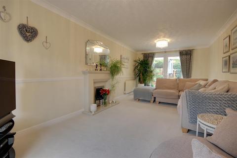 25 Oaklands Drive, Willerby, Hull, HU10 6BJ