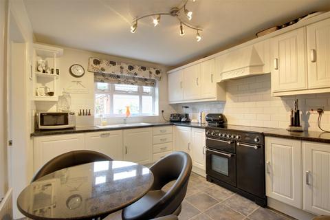 25 Oaklands Drive, Willerby, Hull, HU10 6BJ