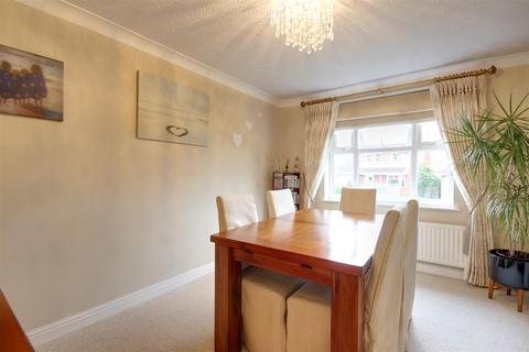 25 Oaklands Drive, Willerby, Hull, HU10 6BJ