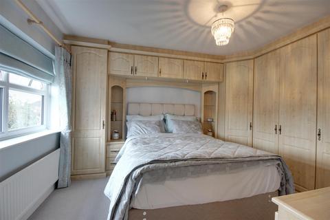 25 Oaklands Drive, Willerby, Hull, HU10 6BJ