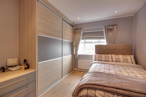 25 Oaklands Drive, Willerby, Hull, HU10 6BJ