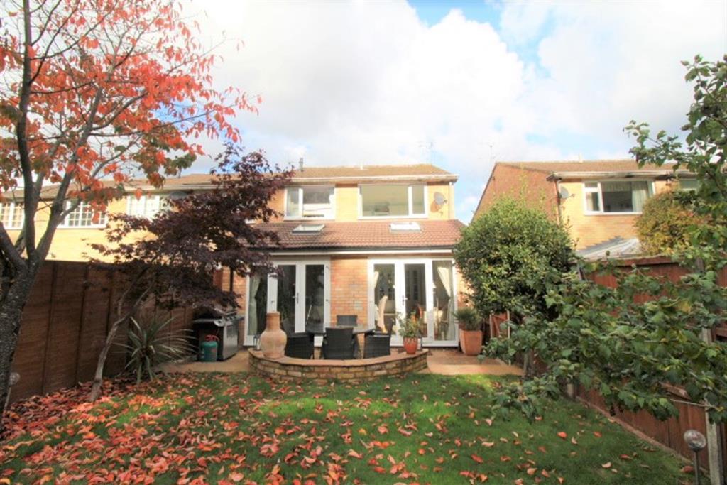 Church Road, Chavey Down, Ascot, SL5 8RR 4 bed end of terrace house £