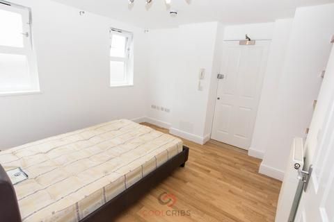 Studio to rent, Bride Street, Islington, London, N7