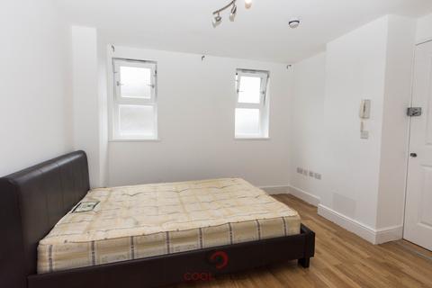 Studio to rent, Bride Street, Islington, London, N7