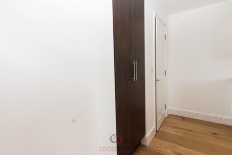 Studio to rent, Bride Street, Islington, London, N7